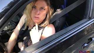 سنہرے بالوں والی لیتی اجنبی اور واپس اس کی جگہ