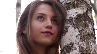 Dolce giovane signora Nicolina si toglie i vestiti nel bosco