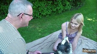 ���ხალგაზრდა ქერა, რაც ბებერი კაცი cum in her mouth