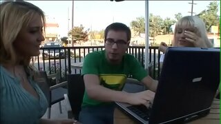 Beberapa jahat mengambil artis Malam Lawrence Trina Michaels telah di tempat-tempat menarik