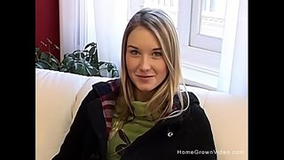 יבער קיוט בלאָנדע טין סטריפּס נאַקעט און פיעסעס מיט איר ענג לאָך