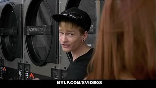 Engen Twat (VannaBardot) Bekommt Ihre Klitoris Leckte Von EINEM MILF (SereneSiren)