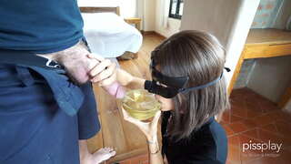 Грязная Амиқ глотка бо Рвотными позывами барои Рабыни - Выпивает косаи пешоб!