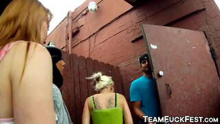 Te taata Horny whiwhi ki te fuck pornstars