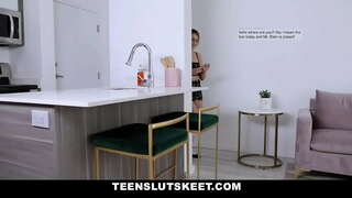 Маладзенькая красуня дазваляе аднакласніку трахнуць яе ў абмен на яе кантрольныя работы