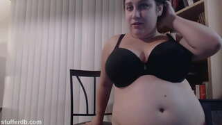 Momiq qiz pishiriqlar sevadi