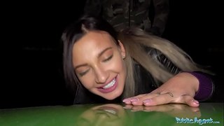 ���रकारी एजेंट सुडौल संचिका आकर्षक में घर के बाहर शाम और भाड़ में जाओ