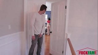 השפריץ עומס של שפיך על אחות חורגת&amp; # 039; S פנים-הרמוני פלא