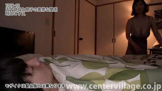 Kozue, 51, שאיבדה את בעלה ממחלה לפני 10 שנים חיה עם הבן שלה מאז.הבן הוא בן 23, מי קיבל עבודה באביב הזה, כמה פעמים הוא כמו יום לבעלי כשהייתי צעיר ....