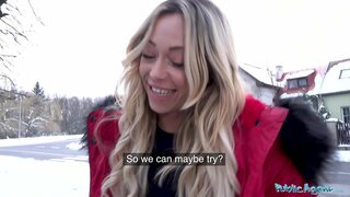 Public agent Europejska seks-bomba Jennifer Амилтон seks na skórzanej kanapie