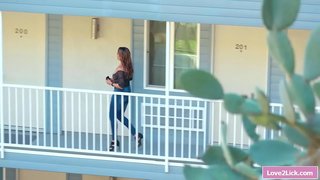 Stepmom खाणे तिच्या समलिंगी संबंध ठेवणारी स्त्री तरुण stepdaughters केसाळ पूच्ची