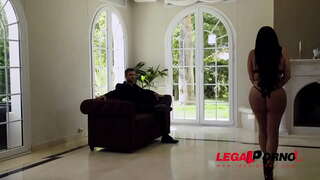 Curvy Latina služka Kesha Ortega umožňuje šéfa bang její velká prsa a mokré růžové GP848