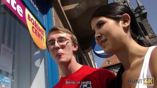 HUNT4K. छिनाल स्त्रीचा पती मूर्ख आहे आनंदी करण्यासाठी अदा करा पुच्ची त्याच्या मैत्रीण