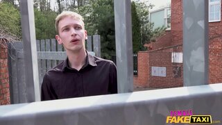 ���हिला नकली टैक्सी श्यामला उसे बिल्ली के साथ खेल से आदमी अगले दरवाजे