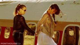 ���வர்ச்சி லெஸ்பியன் நட்சத்திரங்கள் ஆலி மற்றும் ஜென்னா 69 மற்றும் fingerbang பாலைவனத்தில்.