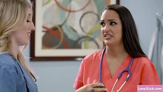 ���ຄັ່ງຜິວເນື້ອສີຂາແພດກິນອາຫານຂອງນາງ busty ຍິງບານກັນ