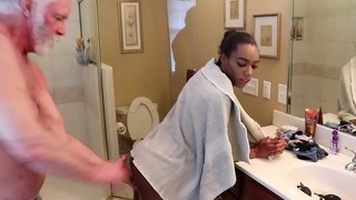 Chanel Skye устраивает оральный секс под душем, после чего ее трахают в киску, задницу, бьют и используют анальные игрушки