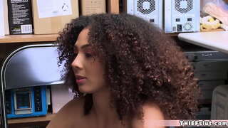 Interrazziale sveltina con un adolescente su CCTV