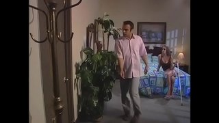 Haver baszik egy hosszú lábú, szőke a kutya póz, miközben a barátai nézd a szomszéd szobában