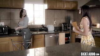 ���ामुक तरूणी banged त्यामुळे हार्ड एक विशाल बूल्ला माणूस