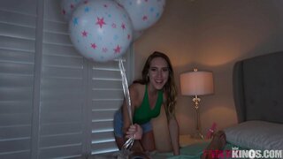 Step-Sis ఇస్తుంది బిగువైన పూకు to సోదరుడు B-Day