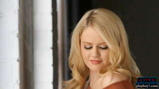 גרויס בובז און אַ קייַלעכיק טאָכעס פאַקינג בלאָנדע טין ווייזט אַוועק הייס גוף