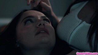 ���ક સુંદર છોકરી મોટા બોબલા વાળી મહિલા ચહેરો બેઠક લેસ્બિયન પાર્ટનર