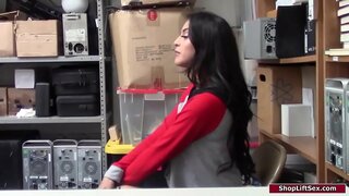 ���ैटिना shoplifts और एक अधिकारी खोजें । वह उसे नीचे पट्टी और उसे हड़पने के लिए है । वह उसे देता है और फिर वह उसे