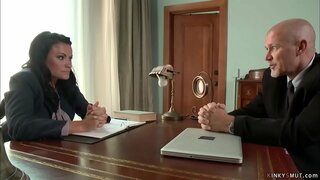 Plaku bosi Mark Davis kthesa mbi tavolinë sexy big tits zeshkane punonjës Ashli Ames dhe me e madhe se gjeli paund saj pidhi nga prapa në litar robëria