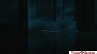 Tattooed teen efumana vuka kwaye chu uyaya ngaphandle kwaye meets yakhe girlfriend kwelinye igumbi.Emva koko,baye qala kissing ngamnye ezinye passionately.Olandelayo kukuthi,benza zabo pussies ezimanzi kwaye itshintshela 69 indawo.