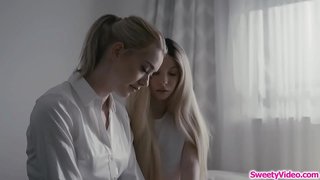 Mazi pupi, lesbiešu pusaudžu scissoring ar blondīni kopmītnes incharge