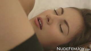 Մեծ сиськастая թխահեր սոլո երրո նշան