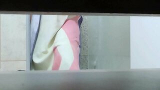 Chị với tân dòng được ghi lại đi tắm mà không có cô ấy biết