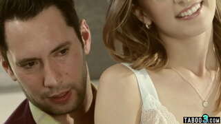 Слаби stepdaughter се користи од страна на нејзиниот изопачена stepfather