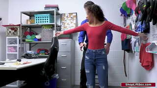 Латиноамериканку менен маленькими сиськами поймали карата воровстве жана офицер жүргүзөт тинтүү ооз көңдөйүнүн жана трогает манжалар менен анын киску жана задницу.Ал аргасыз аны жасоого ага минет жана трахает аны анал