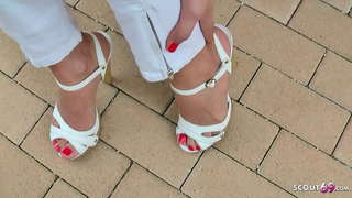 Sexy teen kwi phezulu heels approached kwi beach waza wazisa ukuba footjob kuba 50 euros