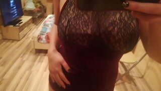 Egy stip tánc a tükör előtt mutatja mellbimbója